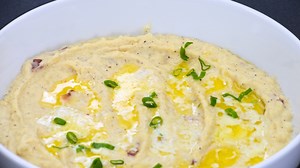 10K views · 1.4K reactions | Fluffy and creamy garlic mashed potato #mashedpotatoes #mashedpotato #mashedpotatorecipe #foodie #thanksgiving2023 #thanksgivingdinnerideas #thanksgivingdinner #thanksgiving Music ----- Title: Blissful Morning (feat. Reggie Padilla) Artist: Makana Link: https://www.facebook.com/sound/collection/?sound_collection_tab=sound_tracks&asset_id=1493430994392790&reference=artist_attr | Gigi’s Kitchen | Facebook