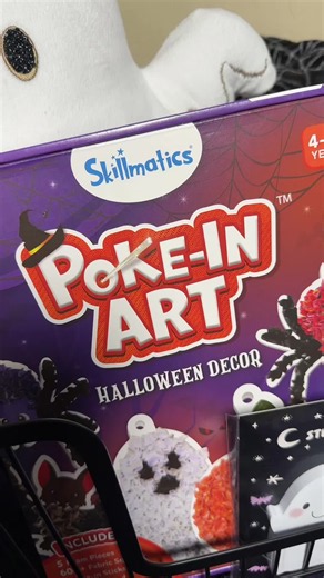 👻 Looking for an easy Halloween craft for kids that’s actually MESS-FREE?! 👻 This Skillmatics Poke-In Art Halloween Decor Kit is such a fun hands-on Halloween activity! Kids get to create adorable spooky decorations by poking the fabric pieces into the designs 👉🏻 no glue, paint, or giant craft mess required. 👻 Perfect for a Halloween classroom activity, after-school craft, homeschool activity, Halloween party, playdate, or cozy October afternoon at home. It’s creative, screen-free, and give