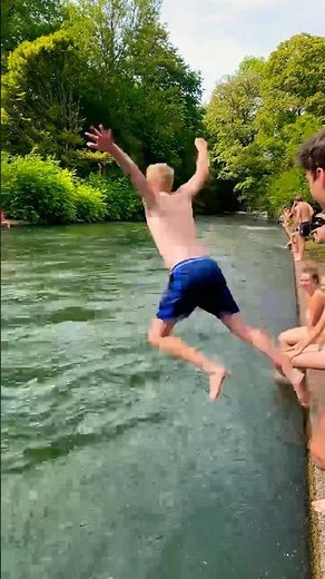 TOP TOURIST ATTRACTION MUNICH: EISBACH SWIMMING IN ENGLISH GARDEN
