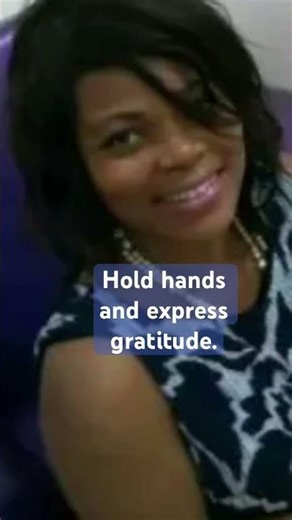 Hold hands and express .