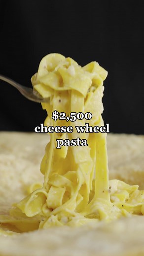 Membuka Roda Keju Parmigiano Reggiano untuk Pasta