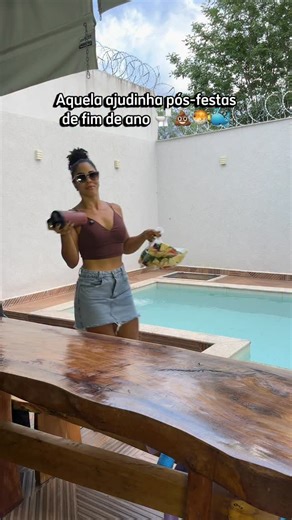 Dani Santos | Emagrecimento on Instagram: "Te ajudando a mandar um pouco dessa retenção embora e a fazer seu intestino processar tudo o mais rápido possível kkkkk. Não se esqueça de beber bastante água ao longo do dia e de voltar à sua alimentação normal. Aos poucos, tudo se ajeita. O suco é apenas um aliado nesse processo, e AJUDAAA bastante!!! -punhado de salsinha, 1 rodela de abacaxi, meia laranja pedacinho de cenoura, beterraba e gengibre. Se quiser espremer um limão na hora de bater fica pe