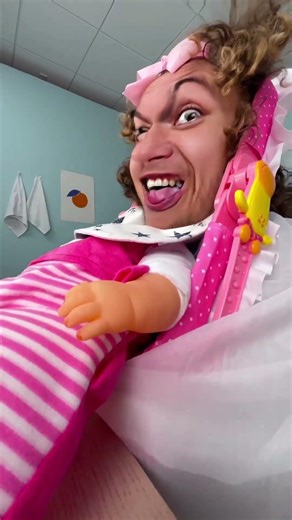 Epic Showdown: Mom vs. Sneaky Cockroach! 😂🍽️ #Comedy #Shorts #Fun