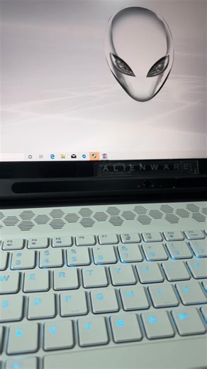 Prix : 499500f 💻🔥 Alienware M17 R2 – Gaming Premium 🚀 Puissance extrême pour gaming & création 🧠 Intel Core i7-9750H — 6 Cœurs / 12 Threads (jusqu’à 4.5 GHz) 🎮 NVIDIA RTX 2070 Max-Q 8Go — Jeux AAA, 3D, montage 🔥 💾 16Go RAM DDR4 512Go SSD NVMe ⚡ 🖥️ Écran 17.3” Full HD — Immersion & fluidité 🎯 🌈 Clavier RGB AlienFX personnalisable ❄️ Refroidissement Alienware Cryo-Tech 🌐 Wi-Fi Bluetooth Thunderbolt HDMI 🖤 Design Alienware futuriste & premium 🪟 Windows 11 Pro – 64 bits ✅ Idéal pour : �