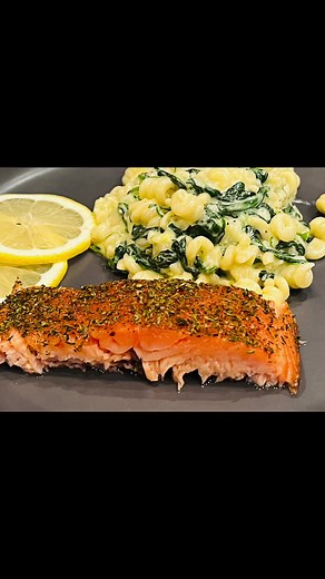 Varmrøget Laks med cremet pasta og spinat. En nem og lækker ret 😋 Laksen blev rimmet med en blanding af salt og brun farin i et par timer, derefter skyllet og tørret. Laksen blev smurt med lidt olivenolie, og drysset med Boemsens Greek Style, og derefter røget i Traegeren ved 75 grader supersmoke, til en kernetemperatur på 50 grader. Spinaten blev tilberedt i en pande med olivenolie, og klarede løg og hvidløg, tilsat en kvart fløde, kogt ind og tilsmagt med salt og peber, samt saften af en halv