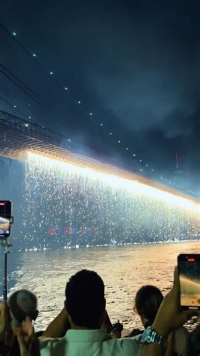 NEW YORK PEAK on Instagram: "Brooklyn Bridge fireworks lighting up the NYC skyline🎆 by newyork.vibes5(tt) #brooklyn #brooklynbridgeig #brooklynbridge #newyork #nyc"