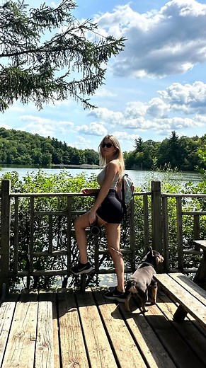 • EXPAT’ LIFE : Pour les personnes ici qui nous connaissent pas , un Petit réel sur mon histoire ♥️ . • Arrivée au Québec en février 2020 des rêves pleins la tête , une vie en France qui ne me convenait plus .. bcp de souffrances derrière moi . . • Je ferme le livre , le range et en ouvre un nouveau ♥️ . • L’expatriation est tellement enrichissante ! Ma vie a radicalement changée et je me sent chanceuse 🍀 d’être ici aujourd’hui 🇨🇦 . • Je suis heureuse de me lever le matin et je savoure chaque