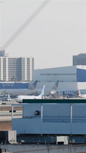 Ryan | @united boeing 737 takeoff at LAX #fyp | Instagram