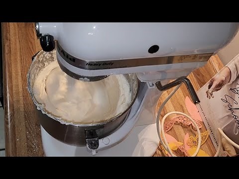 Making buttercream in the Kitchenaid k5ss heavy duty mixer