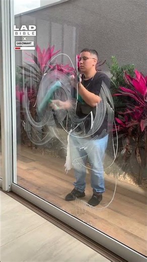 Payed for a window clean and a show 🤣👏 (🎥: TT/ gabizinhavit_)