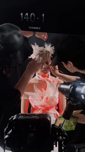 石川彩希 ٠ ✦ ٠ ٠ 𝐈𝐬𝐡𝐢𝐤𝐚𝐰𝐚 𝐒𝐚𝐤𝐢 ٠ ٠ ✦ ٠ on Instagram: "Creative Making hair/ @kentertehe photo/ @yusuke.matsuyama make/ @misaki_works costume/ @ishikawa_saki_ #creativehair #costumedesign #futuristic #クリエイティブ"