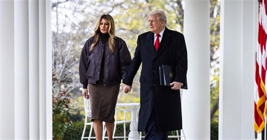 Melania Trump lance les festivités de Thanksgiving dans un audacieux look 100% marron