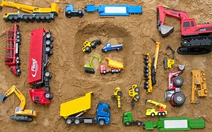 儿童益智玩具：挖掘机、翻斗车、铲车、大拖车、压路机、吊车！_哔哩哔哩_bilibili