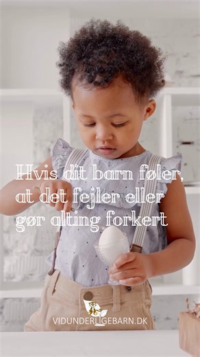 Børn laver fejl hele tiden🫶🏼 De vælter ting, spilder, glemmer, misforstår - og så prøver de igen og igen. For børn skal lære - og de har slet ikke de erfaringer, vi voksne har🌱 Men når et barn ofte mærker, at noget går galt, kan der opstå en lille tvivl: 💭 “Jeg gør alting forkert…” 💭 “Jeg kan ikke finde ud af det…” 👉🏼 Og her kan fejl blive farlige for selvværdet. Ikke fordi barnet laver fejl, men fordi det begynder at tro, at fejlen betyder, at “jeg er forkert”❤️‍🩹 I et præstationssamfun