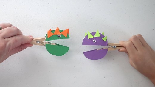 Make a talking dinosaur with construction paper and a clothespin! Such an easy craft for kids. Use your imagination and make other clothespin animals, too! TUTORIAL: https://gluesticksblog.com/talking-dinosaur-clothespin-craft-for-kids-video/ | Gluesticks