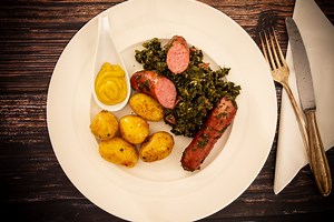 Schneller Grünkohl in 20 Minuten - mit Kohlwurst & Zuckerkartoffeln