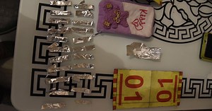 Cumisüveg mellé rejtette a drogot és videón rögzítette vásárlóit a díler