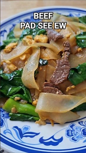 Quick and easy beef Pad see Ew - favourite takeout dish made cheaper at home! #easyrecipe #thaifood