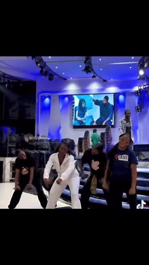 Le dynamisme de la musique ou déviation ? Dépravation des mœurs ou évolution ? Lieu saint pour les saints ou pour faire danser les sains ? Scandale ou normale ? Le monde dans l’Église ou l’Église dans le monde ? Monde à l’envers ou utopie du temps ? Vos avis ! @à la une #central #RDC #kongo Noé Carlos Emmanuel Godson Badibanga Emery Otshinga Radio Télé Losanganya Emeraude Tshidibu Sylvie Bongo Martin De Tour Nkoy | Benjamin Shako