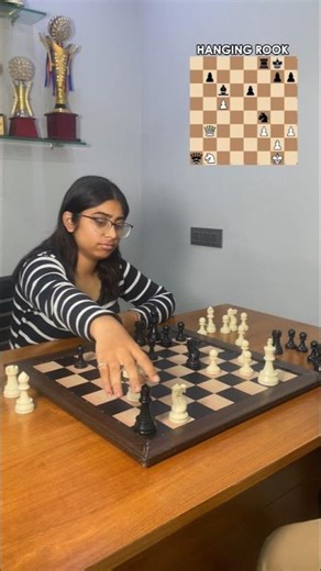 Central queen move triggers decisive tactical sequence #chesstactics #middlegamebattle #queenattack