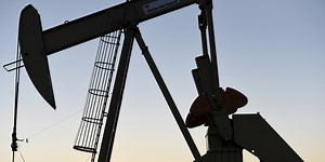 Precios del petróleo cierran dispares por ajustados inventarios y temores ante repunte de Covid en Europa