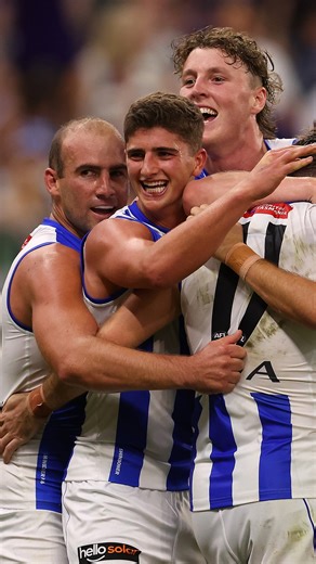 📼 𝐓𝐇𝐑𝐎𝐖𝐁𝐀𝐂𝐊 𝐓𝐇𝐔𝐑𝐒𝐃𝐀𝐘 📼 Don't have to go back far in the archives for this one. Harry Sheezel's deft toe-poke in the dying stages of our Round 2, 2023 clash with the Dockers helped us get over the line by a point 👣 | North Melbourne FC