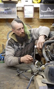 Les mains dans le cambouis et la tête dans les nuages, Axel Wittwer vit pour et dans ses 100 véhicules. Le confort? C'est secondaire. Travaillant jour et nuit, ce que souhaite avant tout cet infatigable bricoleur, c'est redonner vie à ses voitures et, qui sait, peut-être un jour, ouvrir un musée. Rencontre. | QUOTIDIEN LA LIBERTÉ