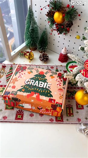 🎁🎄 Unbox the magic! The Holiday Magic Scrapbook Box is stuffed with 200 festive pages, sparkly papers & jolly goodies—everything you need to sleigh your holiday crafts. ✨💚 | Grabie