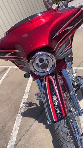 Wow! Fantastic bagger by @nutterthepaintguy 🔥🔥Candy Apple Red with some dancing metal flakes ✨😮‍💨 #Repost @nutterthepaintguy ・・・ Super fresh street glide i had the opportunity to paint for the homies @pdrperformancesc … full @tropicalglitz flake with candy apple 🍎 red .. bikes heading back up north to kill the street 🤘🏻#bagger #streetglide #harley #harleydavidson #harleystreetglide #harleylife #baggerlife #26 #bigwheelbagger #fyp #southcarolina #myrtlebeach #flaked #candypaint #candy #kan