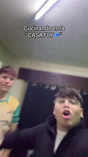 Cocinando en la casa FLY a las 12 de la noche