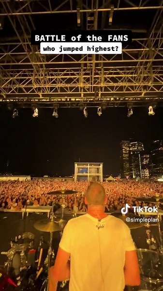 This is a close one! Who do you think jumped most for our song JUMP? #simpleplan #band #poppunk #jump #nyc #london #battleofthefans #newyork #england #livemusic