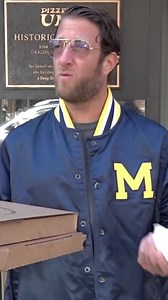 The first ever deep dish pizza from Pizzeria Uno in Chicago | David Portnoy - El Presidente