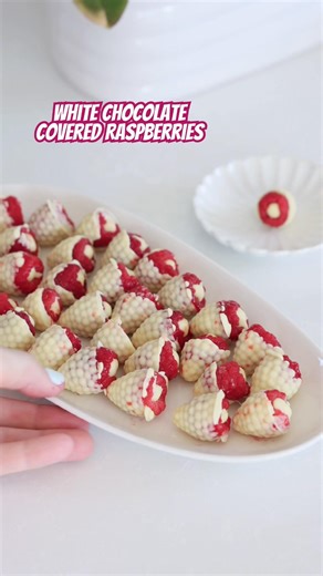 White Chocolate Covered Raspberries 🤍A luxurious, easy snack done in minutes ! Recipe below ⬇️