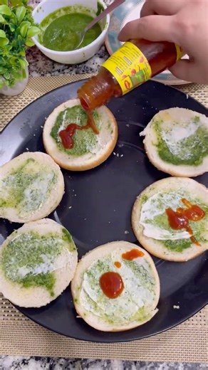 Instant veg burger 🍔 in microwave party time 😋😋#shortsfeed