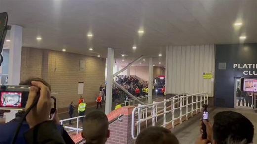 Newcastle fans welcome Barcelona's team bus to St James' Park 👀 | Newcastle United - Chronicle