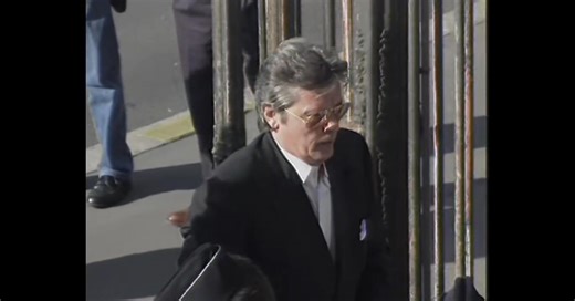 🕶️ L’Affaire Markovic : La Naissance du Mythe Intouchable1968 : Stevan Markovic, garde du corps d'Alain Delon, est retrouvé mort. Le scandale éclate, mais au lieu de sombrer, Delon entre dans la légende C’est ici que le "Samouraï" dépasse la fiction. Face à la justice, Delon impose son propre code : Souveraineté : Impénétrable sous le feu des projecteurs et des interrogatoires, il ne cède rien.Loyauté : Il assume ses amitiés avec le milieu, plaçant l'honneur et le silence au-dessus des lois.Aur