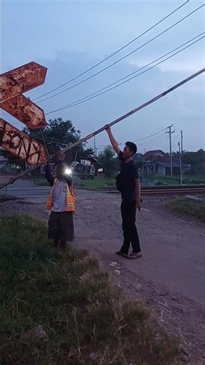 detik detik kang mas menurunkan tiang pengaman pembatas kereta api