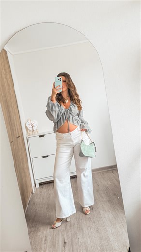 DANIELA TERREROS on Instagram: "Outfit en mi embarazo 🤰🏼🤍 semana 20"