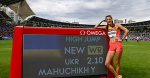 Yaroslava Mahuchikh fugiu da guerra e bastou seguir a sugestão de encurtar a corrida para ter o recorde do salto em altura que traz a Paris