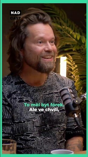 🎄 Ve vánoční písničce měl Karel Gott zpívat pouze jednu větu. 🎤 Richard Krajčo | NADCAST 🎧 #shorts