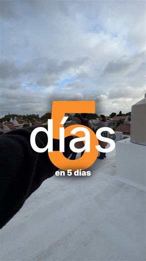 Offis on Instagram: "Ana necesitaba un espacio independiente para su cama de pilates y máquinas. Diseñamos e instalamos un módulo Offis con terminaciones premium, integrado al jardín sin tocar un árbol. Arquitectura modular: entrenar en tu casa con diseño de interiores y sin obra. Seguinos si soñás con tu propio gimnasio en casa."