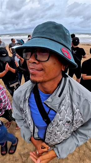 5.3K views · 109 reactions | On December 27, 2025, all beach vendors, hotels and restaurants simultaneously held a clean-up at Legian Beach, led by Mr. Puspa Negara and his staff. #keepbalibeachclean #legianbeach #unclechanbali #fblifestyle | Uncle Chan Bali | Facebook