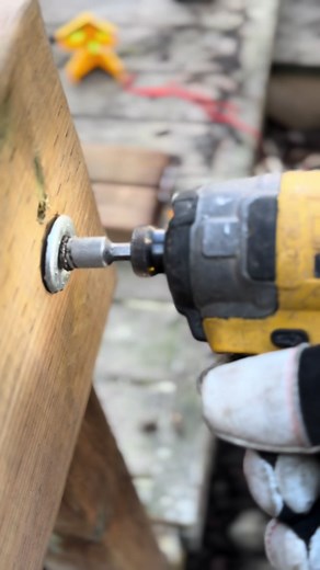 Only one hand but I had to show you all how these work! For demonstration purpose only👌🏽 #fyp #foryou #foryoupage #construction #constructionlife #fastenmaster #lagbolts #homeimprovement #deckbuild #trending #oddlysatisfying #tools