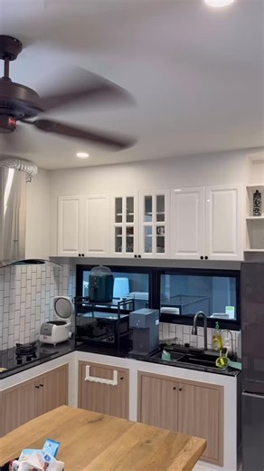 ✨ Before & After: The Ultimate Modern Kitchen Upgrade This transformation is proof that mixing styles can create the perfect modern aesthetic! We took this kitchen from dated to dazzling by implementing a clean, high-contrast palette: • The Foundation: Crisp, all off-white cabinetry for a bright, expansive feel. • The Texture Play: A sophisticated mix of high-gloss cabinet doors (for a sleek, reflective finish) and raised doors (for classic dimension). • The Details: Integrated 4-pane glass pane