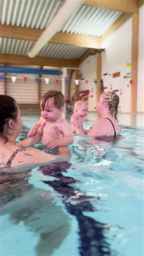 💦 What happens at a Water Babies underwater photoshoot? 📸 ⁠ ⁠ Your underwater photoshoot will begin like any other lesson, with your teacher taking you and your little one through a warm up. Our specialist dipper will then take everyone in your group one by one over to the shoot area!⁠ ⁠ You'll use that word association phrase you know so well, 'Name, are your ready? Go!', before your little one goes under for their big moment! 😁 ⁠ ⁠ An experience you'll remember forever, our underwater photo