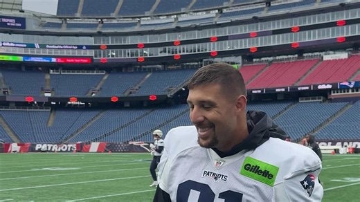 Randy Moss Sends Austin Hooper "You Got Mossed" Gloves