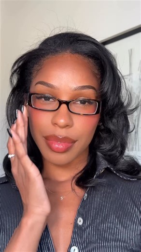 Schae Graham on Instagram: "Heavy in my rotation 🔁 and why: @summerfridays new SoftLine lip liner in Brownie. Didn’t expect to enjoy this so much. A perfect everyday brown- lighter than the normal deep browns I reach for. Creates subtle definition & is long lasting @victoriabeckhambeauty Posh balm in Colette - I picked this up while I was at Nordstrom recently & hello!? I’m late, but the finish on this is so good. Not sticky by any means and really hydrates my lips. They feel softer as time goe