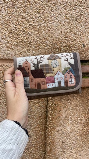🏡El Pueblo es nuestro nuevo modelo de cartera, una evolución de la ya conocida cartera Cactus, pensada para quienes buscan un diseño especial sin renunciar a la funcionalidad. Es una cartera amplia y muy práctica, con buena capacidad interior, tarjetero y monedero con cremallera para llevar cómodamente monedas y billetes en el día a día. Trabajada su solapa con aplicaciones y bordados sencillos 🪡🧵 Pensada para ti ✨ 📌 Patrones disponibles Incluyen moldes a tamaño real y explicación paso a pas