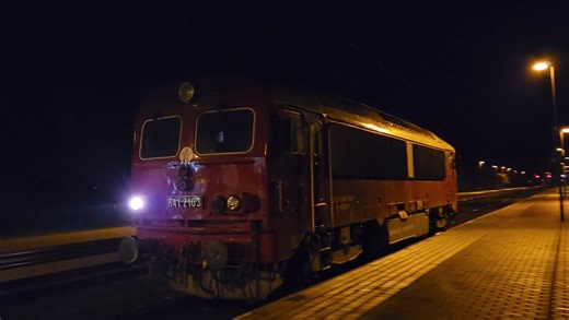 92 55 0418 103-1 zár a 6088-as számú vonatra. Abony - Szajol állomások között a vonat Csörgő előfogattal közlekedett, mivel Szolnok személypályaudvar teljes felsővezeték hálózata feszmentesítésre került 22 óra és 03:45 között. A munkálatok idejére 4 db nagyteljesítményű, vonatok előfogatolására is alkalmas dízelmozdonyt volt köteles a kivitelező biztosítani. Egyes vonatok Abony - Szajol / Szajol - Abony, valamint Szajol - Újszász /Újszász -Szajol viszonylatban előfogatolva közlekedtek. https://w