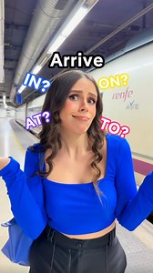 Truquito oldie but goldie ✨ 😳¡La eterna duda en inglés! ¿Decimos arrive at, in, on, to…? Ve a por tu libretita y apunta este truquito oro: ✅ Arrive at Se usa cuando llegamos a sitios con cierto límite físico y cerrados, como el aeropuerto, la estación de tren o una oficina ✅ Arrive in se usa cuando llegamos a ciudades, regiones o países ✅Arrive on Se usa para decir la fecha de cuándo llegamos ❌Y… aunque suele ser un error bastante común…¡Arrive to no existe! Y si quieres seguir dándole vidilla 